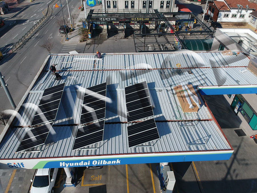bảng điều khiển năng lượng mặt trời lắp trên mái nhà