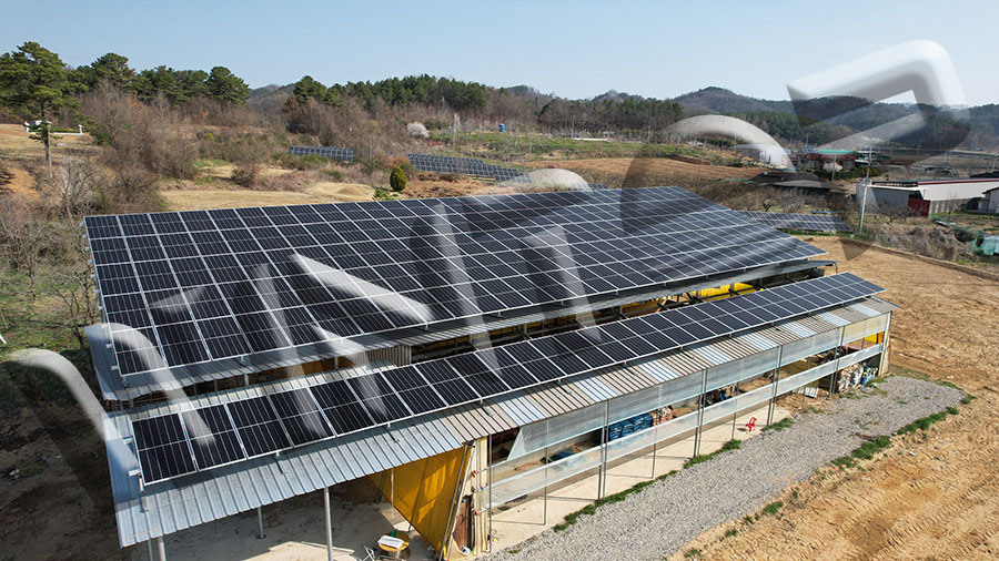 bảng điều khiển năng lượng mặt trời trên mái nhà bằng kim loại
