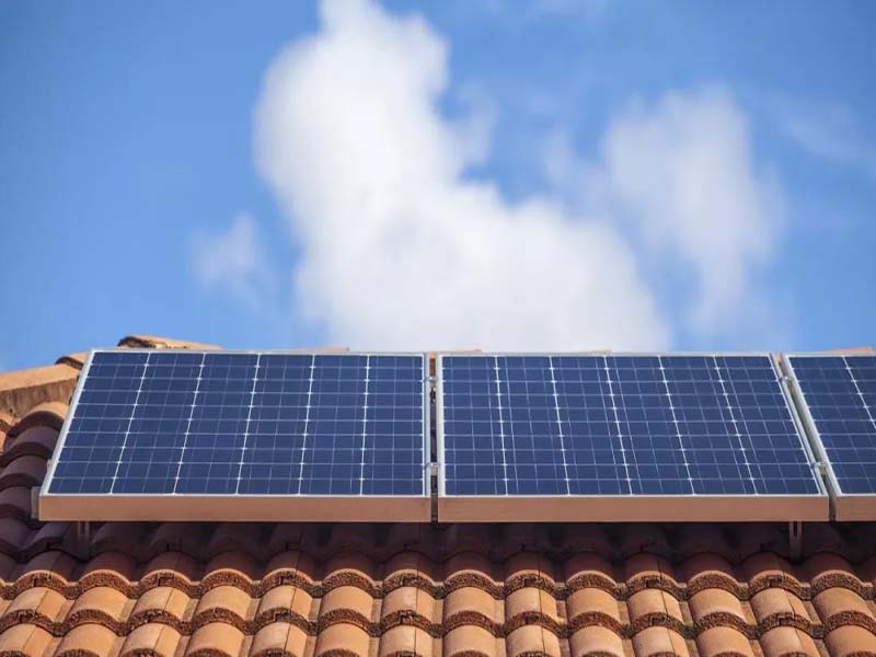 hệ thống năng lượng mặt trời trên mái nhà dân dụng