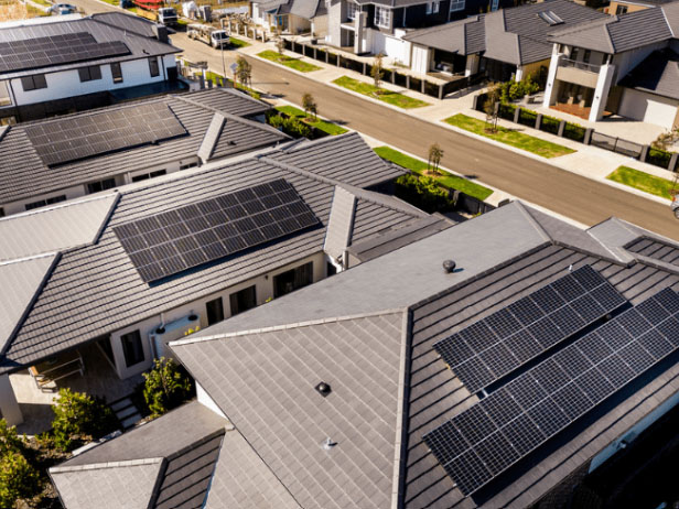 Công suất lắp đặt năng lượng mặt trời trên mái nhà của Úc trung bình trên 9 kW